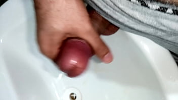 Preview 4 of Guard Inmate - Gozando na pia do banheiro