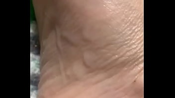 Preview 4 of Mota Oman - Me vengo en mis pies y quedan llenos de leche bien rico