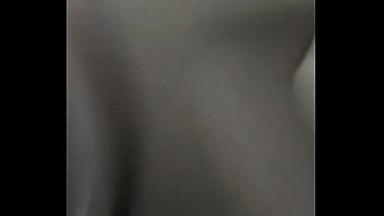 Preview 1 of Sexy Brunette Blow The Cock - Coroa maravilhosa essa safada com uma corpo perfeito sensualizando excitada se exibindo para o marido no aeroporto. Flashing flash p&uacute_blico que rabo na rua
