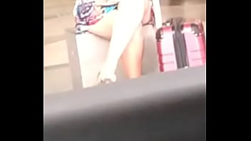 Preview 4 of Sexy Brunette Blow The Cock - Coroa maravilhosa essa safada com uma corpo perfeito sensualizando excitada se exibindo para o marido no aeroporto. Flashing flash p&uacute_blico que rabo na rua