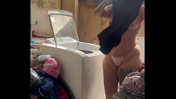 Preview 2 of Xnxx Shemil - Vizinho fica escondido enquanto mulher lava roupa bem a vontade com o bucet&atilde_o e os peitos de fora !