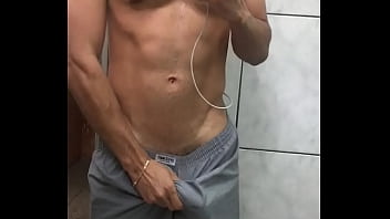 Preview 1 of Israel Arab Katia - Batendo uma e gozando no banheiro em frente ao espelho