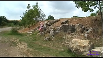 Preview 1 of Long Clit Tumblr - Un uomo vede una giovane biondina gettare a terra una sigaretta e gli insegna il rispetto della natura con il suo cazzo