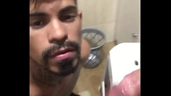 Preview 1 of Girl Shit Toilet - FUDENDO NO BANHEIRO