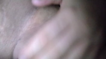 Preview 2 of Mujeres Cubanas - Novinha exibindo seu bel&iacute_ssimo bucet&atilde_o