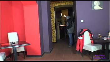 Preview 1 of Banga Sex Hd - La bella barista &egrave_ sempre disponibile a fare sesso con l&#039_anziano cliente
