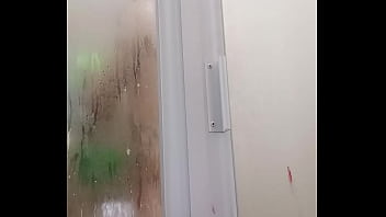 Preview 2 of Sizaxrehj - Se masturba rico en la ducha