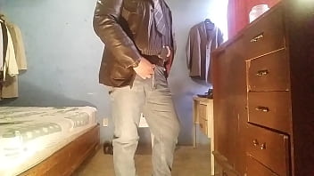 Preview 2 of Cleo Slave Strapon - El vaquero g&aacute_ngster necesita otro colega (Parte 1)