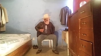 Preview 1 of Cleo Slave Strapon - El vaquero g&aacute_ngster necesita otro colega (Parte 1)