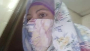 Preview 3 of Bambay Red - Real Arab عرب وقحة كس Mom Sins In Hijab By Squirting Her Muslim Pussy On Webcam ARABE RELIGIOUS SEX