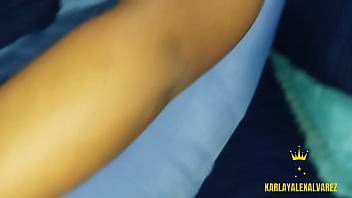 Preview 1 of Sil Tutate Samey Video - Encuentro a mi novia acostada y la follo lentamente asta que ella me pide que la folle en cuatro
