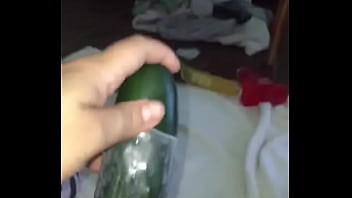 Preview 1 of Big Tit Mom Teach Sex - Se mete un pepino enorme