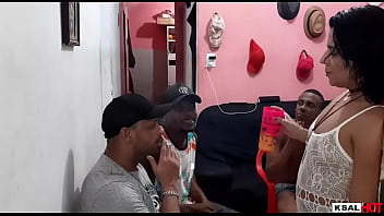 Preview 1 of Seachbritney Qmber - Danny hot depois de uma orgia,  ela vai domir e acaba dando para o negro dotado e goza muito de quatro