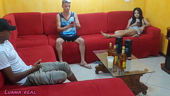 Preview 2 of Www Sex World - Meu Marido Foi Corno Enquanto Estava Na Sala Com Os Amigos (COMPLETO NO RED)