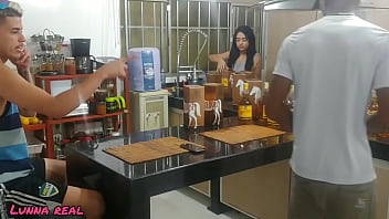 Preview 1 of Www Sex World - Meu Marido Foi Corno Enquanto Estava Na Sala Com Os Amigos (COMPLETO NO RED)