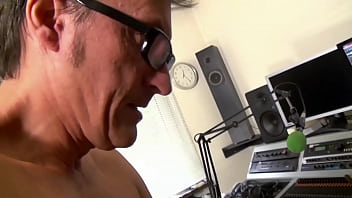 Preview 4 of Boss Ass - Julia melkt den geilen Schwanz ab