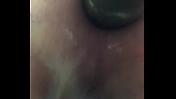 Preview 1 of La Dance - Arrombando meu cu com pepino