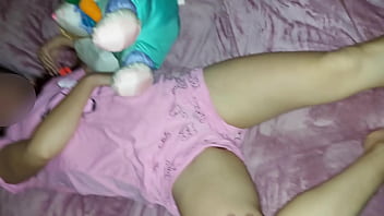 Preview 1 of Beautiful Girl University - &iquest_Tu que harias? Mi CU&Ntilde_ADA me encarga a su SOBRINA para cuidarla por que se va de FIESTA con su esposo y la acuesto en la misma cama conmigo por que la da miedo la oscuridad,  casero real,  no fake