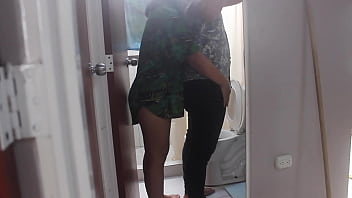 Preview 1 of Hitslut Com Prun - Entro al ba&ntilde_o a succionarle la verga de mi hermanostro mientras se cepilla los dientes