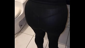 Preview 4 of Vika Kerrekes - CONTRATO UNA EMPLEADA DE LIMPIEZA Y LA MUY ZORRA VIENE CON LEGGINS TRANSPARENTES Y UN HILO
