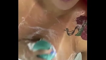 Preview 1 of Young Girl For Woman - Live Banho com D&eacute_bora Fantine