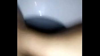 Preview 2 of Lovky Girls Xxx - Se masturba en el ba&ntilde_o