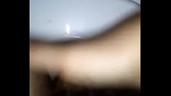 Preview 1 of Lovky Girls Xxx - Se masturba en el ba&ntilde_o
