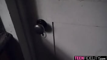 Preview 1 of Xxxz Vider - Blonda fututa in cur pana se caca pe ea