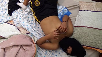 Preview 2 of Two Girls And One Boy Sx - Pandillera t&iacute_mida de 18 a&ntilde_os seduci&eacute_ndome