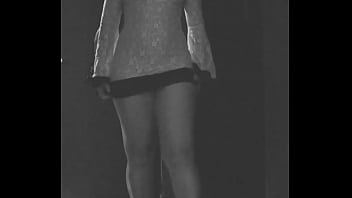 Preview 2 of Larka Larka Xnx - Hotwife safada em casa de salto alto e lingerie causando para o corno,  estilo catwalk