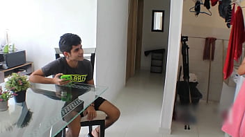 Preview 1 of Alat Tele - MADRASTRA INDIA DEJA CAER LA TOALLA Y DESPUES DEVERLE LAS TETAS TERMINA CHUPANDO Y MONTANDO MI VERGA HASTA ACABAR CON EL OMBLIGO CUBIERTO DE SEMEN