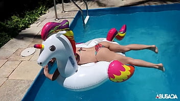 Preview 3 of Sex In Ketchikan Mom - Garota safada brincando na piscina - Candy Crush Brasil