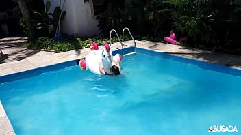 Preview 4 of Sex In Ketchikan Mom - Garota safada brincando na piscina - Candy Crush Brasil