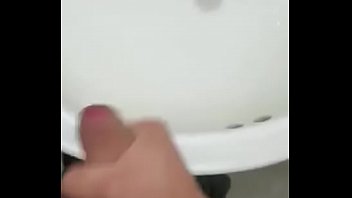 Preview 4 of Indian Mom Caught Daughter - jovencito eyaculando en el lava manos