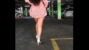 Preview 1 of Pearl Auditions - Hotwife gostosa se exibe no estacionamento do shopping para o corno,  caminhando de mini saia no estilo catwalk