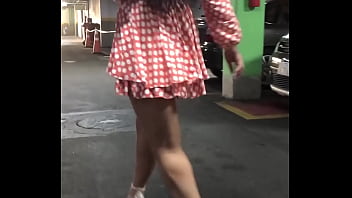 Preview 4 of Pearl Auditions - Hotwife gostosa se exibe no estacionamento do shopping para o corno,  caminhando de mini saia no estilo catwalk