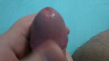 Preview 1 of Englissexvidio - Esfregando a cabe&ccedil_a e gozando gostoso para voces verem