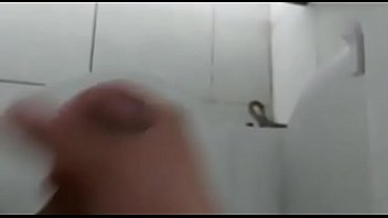 Preview 4 of Family Struck And Game - jovencito caliente va al ba&ntilde_o a sacarse leche