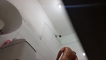 Preview 2 of Gambar Memek Berdarah - la espio en la duchandose despues del colegio