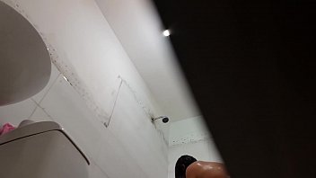 Preview 1 of Gambar Memek Berdarah - la espio en la duchandose despues del colegio
