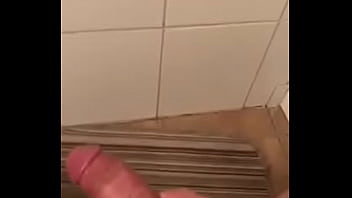 Preview 3 of Xxx Sex Baar - caliente se corre en el ba&ntilde_o,  lechee