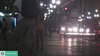 Preview 1 of Baby Gerl Pasioun - Morena levantando o vestido em p&uacute_blico no meio do transito da cidade. ( V&iacute_deo completo no xvideos red )