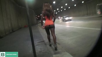 Preview 4 of Baby Gerl Pasioun - Morena levantando o vestido em p&uacute_blico no meio do transito da cidade. ( V&iacute_deo completo no xvideos red )