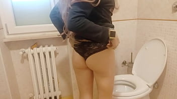 Preview 4 of Omaha Passcom - my fartin&#039_hot mom on the wc