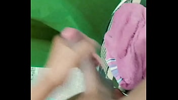 Preview 3 of Porn Tgp - NOVINHO BATENDO PUNHETA NO BANHEIRO