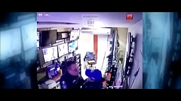Preview 3 of Coplsexcom - POLICIAIS MEXICANOS PEGOS FAZENDO SEXO NA SALA DE MONITORAMENTO !