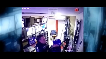 Preview 4 of Coplsexcom - POLICIAIS MEXICANOS PEGOS FAZENDO SEXO NA SALA DE MONITORAMENTO !