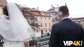 Preview 1 of Foda Com A Rapariga - VIP4K. Un uomo ricco paga bene per scopare una giovane ragazza calda il giorno del suo matrimonio