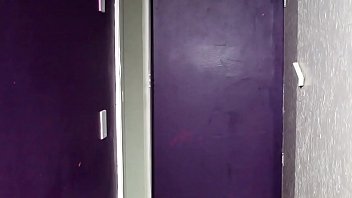 Preview 1 of Sarah Veandella - Dinni gata transando sem camisinha pelos gloryhole do centro da cidade - porno gaucho
