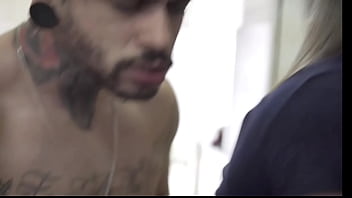 Preview 4 of Samal Hight Girls - trai meu marido com seu irmao na lavanderia